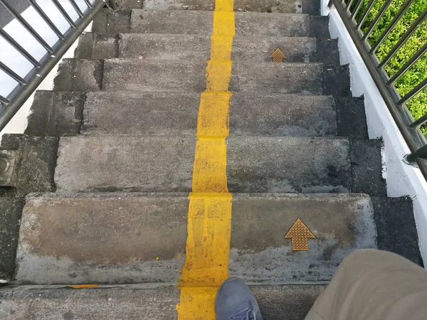 Homem Descendo Escadas — Fotografia de Stock