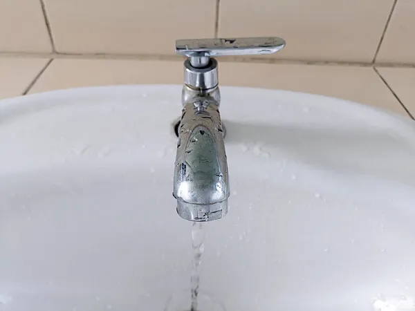Offener Wasserhahn Badezimmer Wasser Läuft — Stockfoto