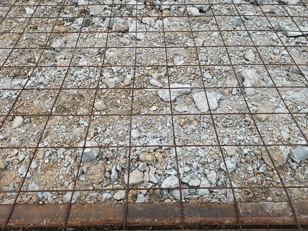 Siatka Drutu Stalowego Układanie Mieszance Kamienia Procesu Tworzenia Betonowej Drogi — Zdjęcie stockowe