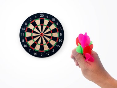 İnsan eli dartların hedefini dart tahtasına atıyor. Bir adamın eli hedefe dart atar.