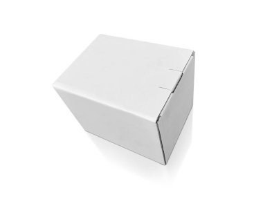 Beyaz arka planda ambalaj tasarımı için hazır izole boş ambalaj beyaz karton kutu