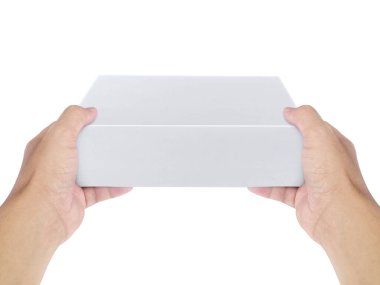Beyaz arka plan yalıtımı hakkında elinde kutu