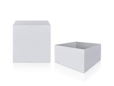 Beyaz arkaplanda izole edilmiş boş karton kutuyu aç