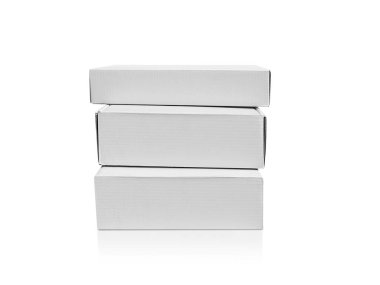 Beyaz zemin üzerinde izole edilmiş beyaz karton kutu paketi ambalaj tasarımı için hazır. 3B görüntüleme