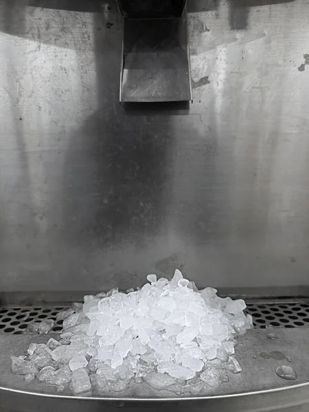 Una Máquina Para Hacer Hielo Que Coloca Restaurante Moderno — Foto de Stock