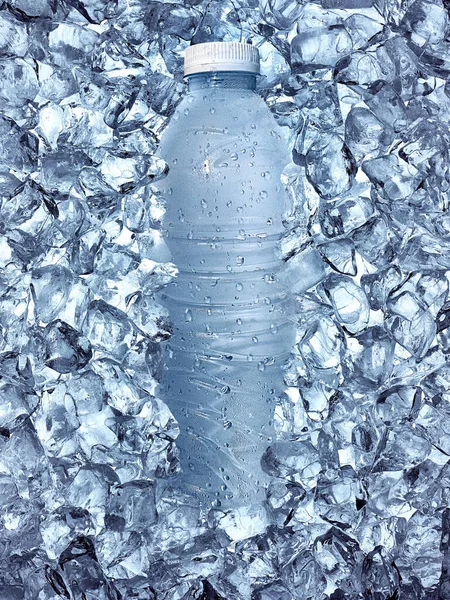 Primer Plano Una Botella Agua Hielo — Foto de Stock