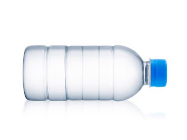 Beyaz arkaplanda boş su şişesi