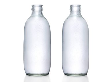 Soda şişesi, beyaz arka planda soda köpükleri.