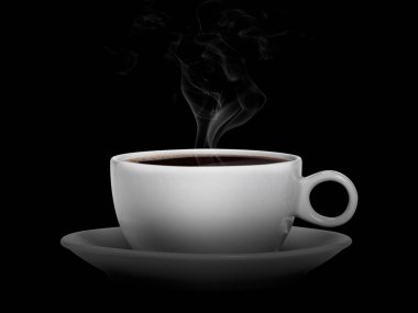 Beyaz kahve ve siyah arka planda buharlı kahve.