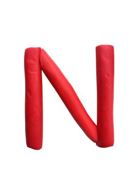 Beyaz arka plan üzerinde izole el yapımı hamuru alfabe. İngilizce renkli harfleri kil modelleme