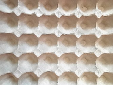 Çiğ yumurtalar için karton kutu seçici odaklı ve bulanık arkaplan, yakın plan. Yumurta yerine gri karton kutu. Çiğ yumurta paketlemek için kağıt konteynır geri dönüşümü. Paketleme malzemesi. Yumurta kutusu