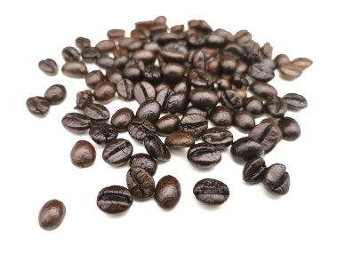 Kahve çekirdeği beyaz arka planda izole edilmiş.