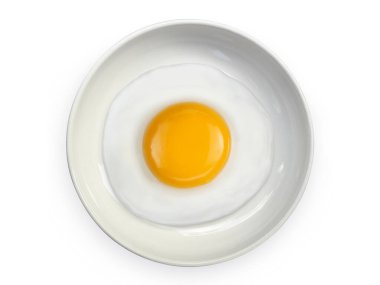 Beyaz arkaplanda izole edilmiş seramik tabaklarda kızartılmış omlet.