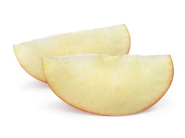 Beyaz arka planda izole edilmiş taze elmalar çiftlikten parçalara ayrılmış.