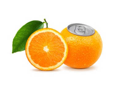 Taze portakal suyu konserve konsept görüntüsü ve portakal dilimi, kırpma yolu, beyaz arka planda izole edilmiş.