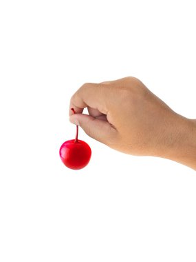 Beyaz arka planda kirazı tutan el.