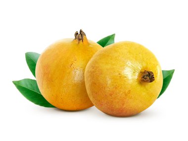 Beyaz arka planda nar yapraklı nar meyveleri.