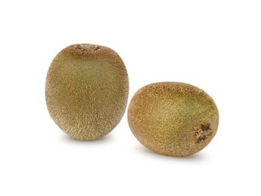 Tüm kivi meyveleri beyaz arkaplanda izole edilmiş