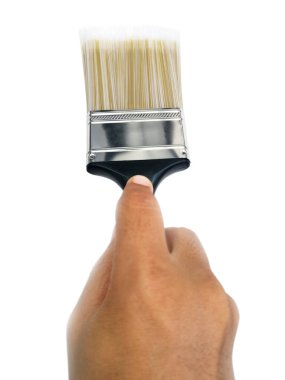 Beyaz arka plan üzerinde izole boya fırçası tutan el