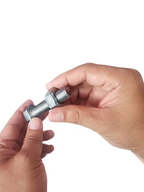 Beyaz arka planda fındık ve vida