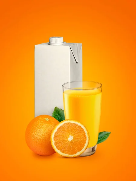 Succo Arancia Fresco Con Frutta Confezionamento Isolato Fondo Arancione — Foto Stock
