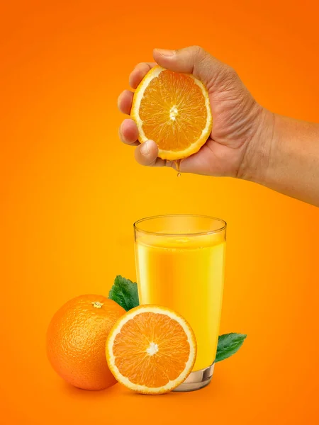 Main Serrant Orange Dans Verre Les Fruits Orange Sur Isolé — Photo