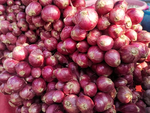 Κόκκινα Κρεμμύδια Αφθονία Στην Οθόνη Στην Αγορά Του Τοπικού Αγρότη — Φωτογραφία Αρχείου