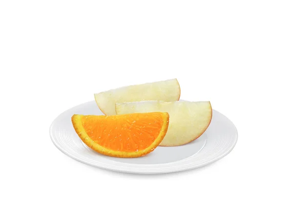 白い背景に隔離された皿の上のアップルオレンジの果物 — ストック写真