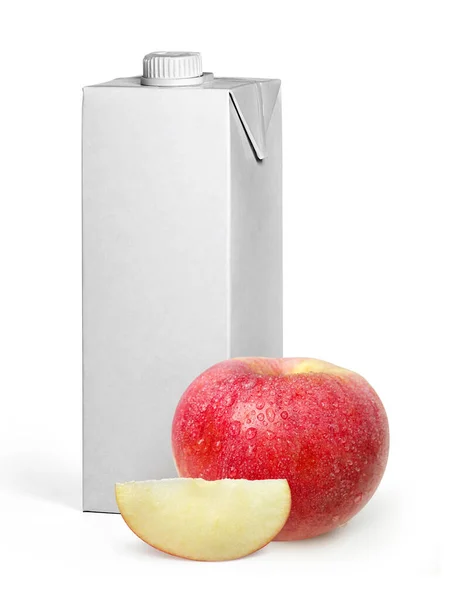 Äpfel Und Schachtel Leerer Weißer Fruchtsaft Isoliert Auf Weißem Hintergrund — Stockfoto