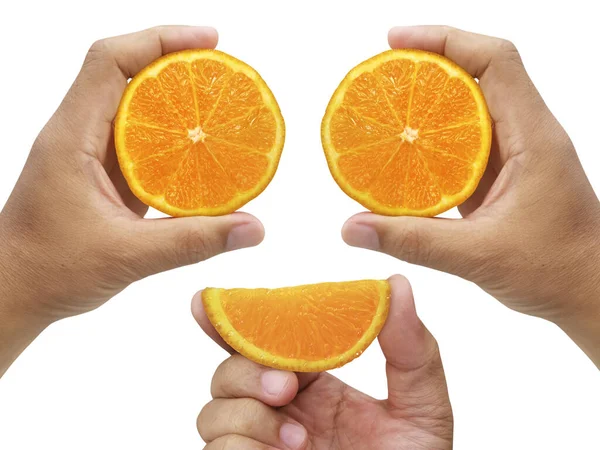 手拿着一片白色背景的橙子 — 图库照片