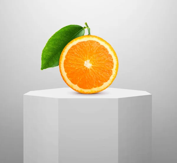 Rebanada Naranja Sobre Brillante Podio Pedestal Redondo Blanco —  Fotos de Stock