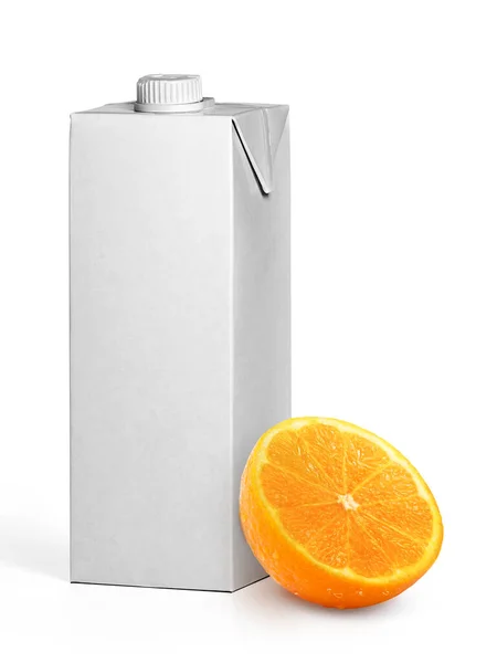 Πορτοκάλια Και Κουτί Άδειος Χυμός Λευκών Φρούτων Απομονωμένος Λευκό Φόντο — Φωτογραφία Αρχείου