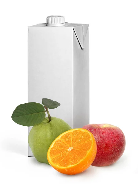 Πορτοκάλια Μήλα Γκουάβα Και Κουτί Άδειος Χυμός Λευκών Φρούτων Απομονωμένος — Φωτογραφία Αρχείου