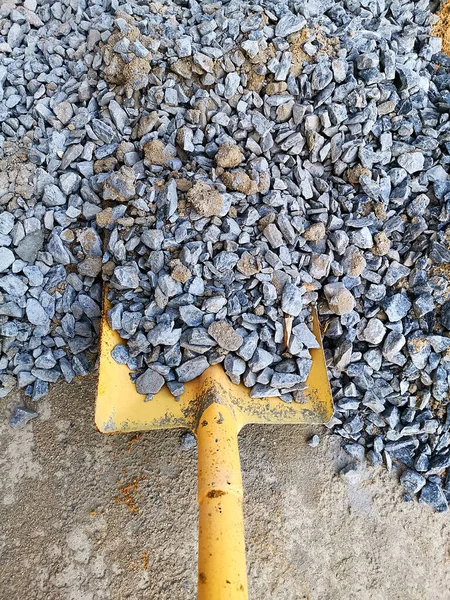 Lopata Umístěná Hromadě Kamene Pro Stavební Práce Používá Hrabání Písku — Stock fotografie