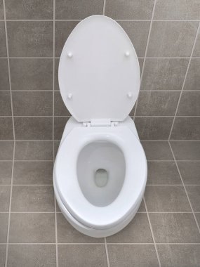Banyodaki beyaz klozet.