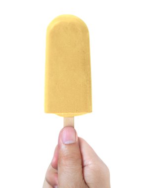 Dondurma tutan eller beyaz arka planda izole edilmiş.