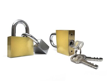 Beyaz arkaplanda izole edilmiş anahtarı olan kapalı çelik asma kilit