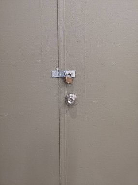 Depodaki kapı yaprağına kilitle.