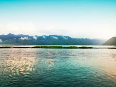 Güneydoğu Asya 'daki nehrin güzel doğal manzarası. Arka planda dağlar olan tropikal yeşil orman, hava manzaralı insansız hava aracı.