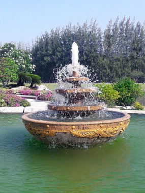 Parkta çok katmanlı bir çeşme.