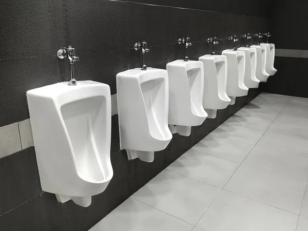 Sanitär Weiße Keramik Urinal Herren Badezimmer Mit Hygienischen Automatischen Wasser — Stockfoto