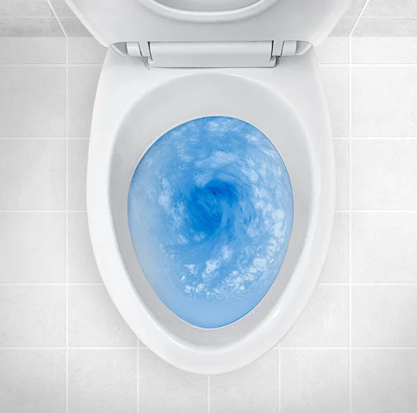 Draufsicht Auf Die Toilettenschüssel Blaues Spülmittel Drin — Stockfoto