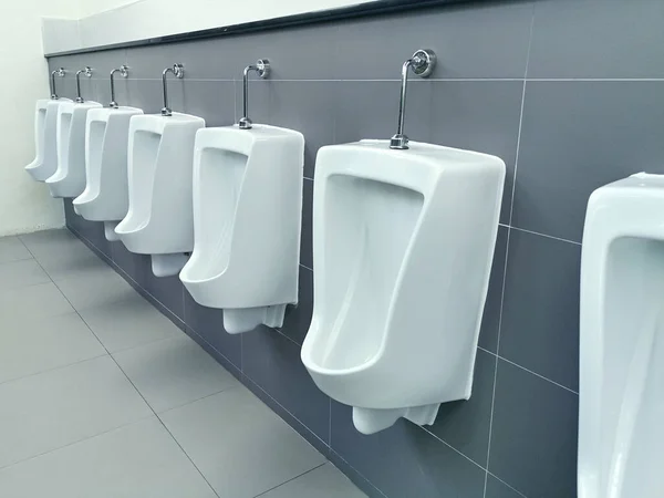 Białe Pisuary Męskiej Łazience Toaleta Męska — Zdjęcie stockowe