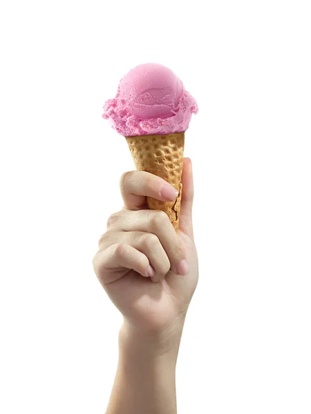 コーンにイチゴアイススコップを持った女性の手 — ストック写真