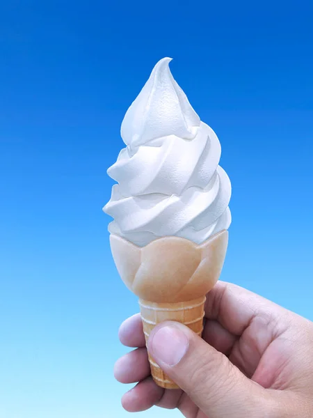 Man Hand Met Een Ijsje Achtergrond Blauwe Lucht — Stockfoto