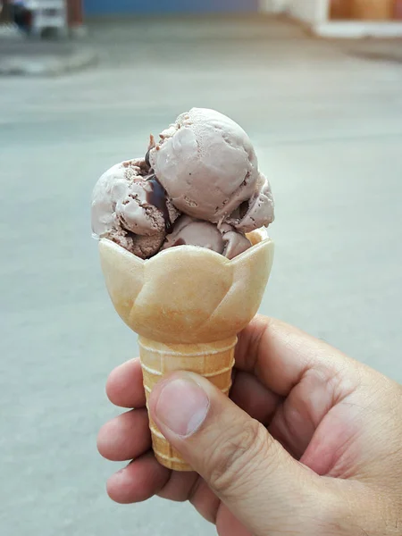 Мужская Рука Держит Шоколадное Мороженое — стоковое фото