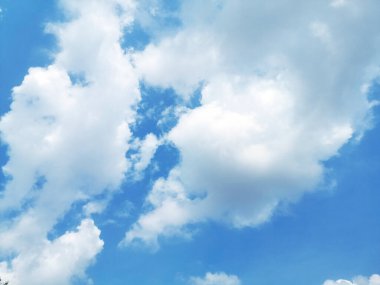 Beyaz bulut ve güzel mavi gökyüzü - mavi gökyüzünde hava bulutları. - Mavi arkaplan havada