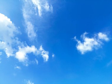 Beyaz bulut ve güzel mavi gökyüzü - mavi gökyüzünde hava bulutları. - Mavi arkaplan havada