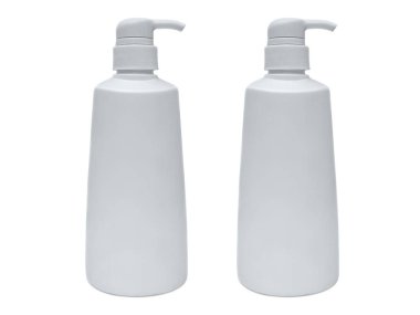 Beyaz izole arkaplanda boş şampuan şişesi