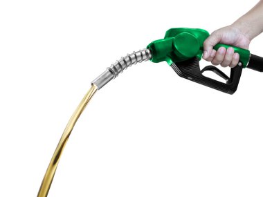 Yakıtı tutan eller. Beyaz arkaplanda izole edilmiş hortumlu başlık